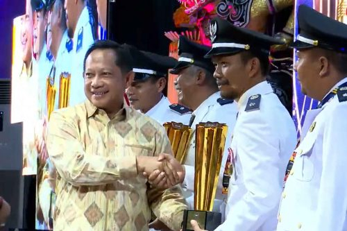 Kepala Desa Sabuai saat menerima Penghargaan Juara I Lomba Desa Tingkat Nasional yang diserahkan langsung Mendagri Tito Karnavian.(Photo/DPMD)