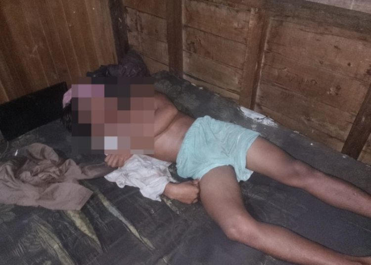 KETERANGAN FOTO : Polsek Sabangau merespons laporan dari warga terkait seorang pemuda yang mengamuk usai mengonsumsi alkohol oplosan. FOTO/RIZAL