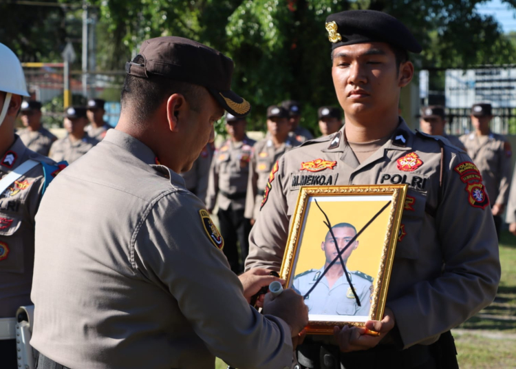 KETERANGAN FOTO : Kapolresta Palangka Raya Kombes Pol Boy Herlambang memimpin upacara Pemberhentian Tidak Dengan Hormat (PTDH) Bripda Wahyu Jaya Kusuma di Mapolresta setempat, Selasa (5/11/2024).