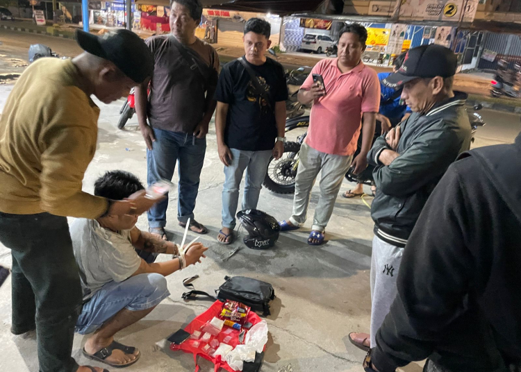 KETERANGAN FOTO : Seorang pria berinisial MS (39) pedagang sayur berhasil diciduk Ditresnarkoba Polda Kalteng kedapatan edarkan sabu. (Rizal)