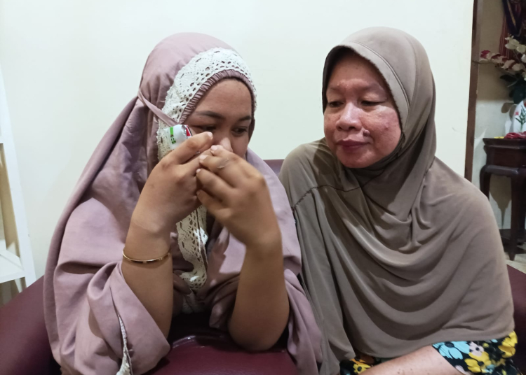 KETERANGAN FOTO : Sulistiyani (50) Ibu kandung bersama anaknya AA (23). Korban minta keadilan atas perlakuan suaminya berinisial SR. FOTO/RIZAL