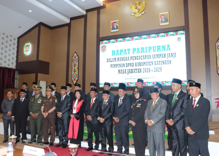 Gimmak Bulinga bersama anggota DPRD Kabupaten Katingan lainnya, saat menghadiri pelantikan dan disumpah/janji tiga unsur pimpinan DPRD setempat, beberapa waktu lalu, di ruang rapat paripurna DPRD setempat. (Ist)