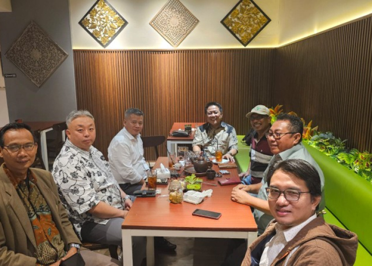 Tim Digital SMSI Pusat di Pimpin Prof. Rizal E. Halim, ngebut menggelar diskusi pada Kamis, 14 November 2024 di Kopi Godog, Jakarta. (Ist)