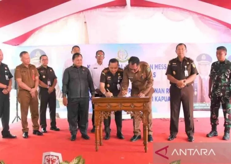 Ketua Sementara DPRD Kabupaten Kapuas, Ardiansah, turut menyaksikan penandatanganan peresmian bangunan Mushola Al-Ikhlas dan Mess Satya, Senin (30/9/2024).