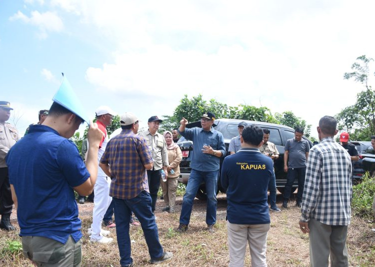 Pj Bupati Kapuas H Darliansjah didampingi Sekretaris Daerah Kabupaten Kapuas Septedy meninjau secara langsung lokasi alternatif I rencana bakal dibangunnya Lapangan Sport Center bertempat di Desa Sei Asam, Kecamatan Kapuas Hilir