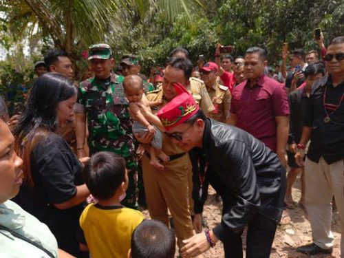 Calon Gubernur Kalteng H. Agustiar Sabran saat melakukan kunjungan ke salah satu desa di Kalteng.(Photo/ist)