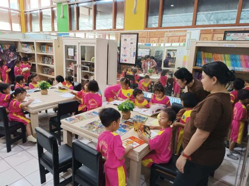 Membaca buku bersama di ruang anak Dispursip Kalteng.(Photo/tita)