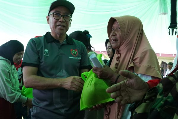 Kepala Bappedalitbang Prov. Kalteng Leonar S. Ampung saat menyerahkan paket sembako secara simbolis.(Photo/donie)