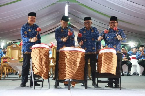 Pemukulan Gandang Hai oleh Plt. Sekda Prov. Kalteng bersama Ketua Umum KORPRI Nasional Zunad Arif Fakhrulloh.(Photo/asef)