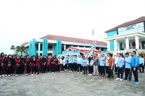 Kadis Kesehatan Suyuti Syamsul melepas peserta Jalan Sehat Bersama Poltekkes Palangka Raya.(Photo/gry)