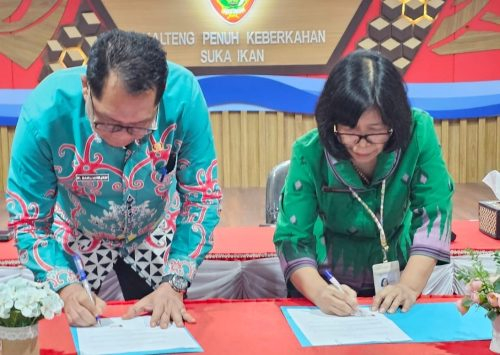 Kepala Dislutkan H. Darliansjah bersama Kepala BPS Kalteng Agnes Widiastuti lakukan penandatanganan MoU.(Photo/t2n)