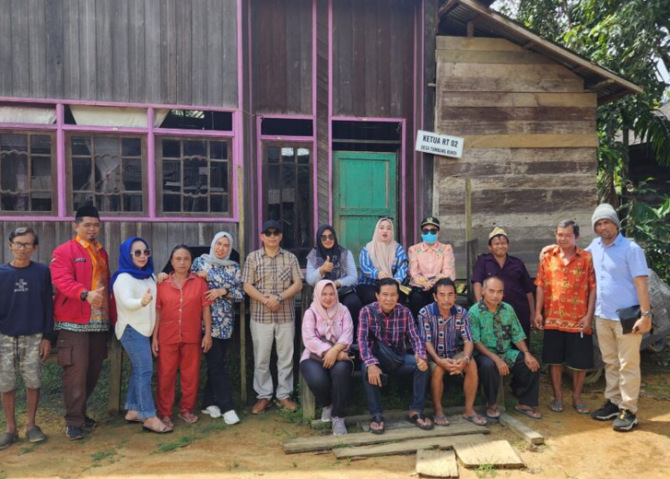 Anggota Pansus III DPRD Kabupaten Kapuas, melakukan foto bersama saat monitoring ke beberapa desa di Kecamatan Mandau Talawang.ist