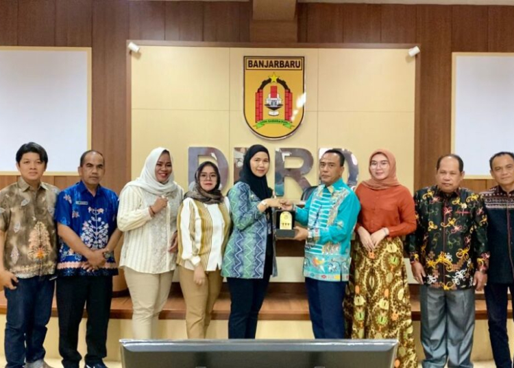 Anggota DPRD Kabupaten Kapuas, Ahmad Zahidi, beserta jajaran, menerima cendramata dari Kepala Bagian Umum dan Keuangan Sekretariat DPRD Kota Banjarbaru, Dhiah Tri Widhiningsih, Kamis (11/7/2024).ist