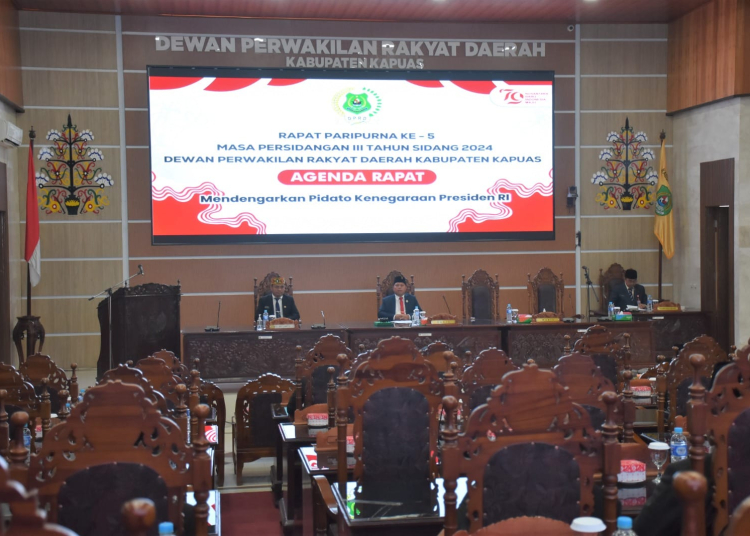 Asisten I Setda Kapuas Romulus, beserta jajaran Forkompinda Kapuas, mendengarkan pidato kenegaraan Presiden RI dalam Rapat Paripurna ke-5 Masa Persidangan III Tahun sidang 2024 DPRD Kabupaten Kapuas, Jumat (16/8/2024).Ist