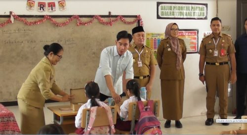 Wapres RI Gibran Rakabuming didampingi Gubernur Kalteng H. Sugianto Sabran, Pj. Wali Kota Palangka Raya Hera Nugrahayu dan Plt. Kepala Dinas Pendidikan Prov. Kalteng Mhammad Reza Prabowo saat mengunjungi salah ruang kelas SDN Langkai I Palangka Raya.(Photo/ivan)