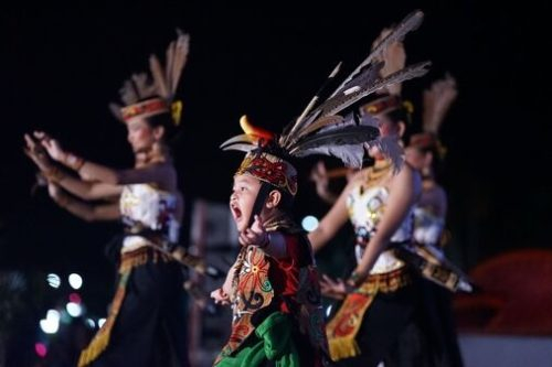 Salah satu penampilan seni budaya Kalteng pada Gubernur Cup Festival dan Lomba Seni Kalimantan Tengah 2024 Menyambut Hari Pahlawan.(Photo/tiara)