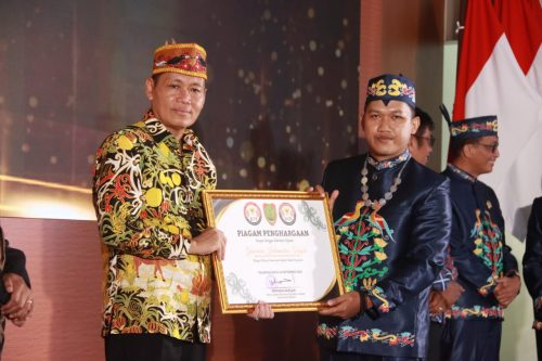 Sahli Gubernur Bidang Ekonomi, Keuangan, dan Pembangunan Yuas Elko mewakili Gubernur saat menerima penghargaan secara simbolis.(Photo/asep)