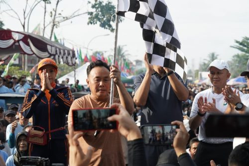 Gubernur Kalteng H. Sugianto Sabran saat mengibarkan bendera start Fun Walk Kalteng Berkah.(Photo/rizal)