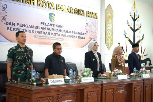 Kepala BKD Prov. Kalteng (kedua dari kanan) Lisda Arriyana saat menghadiri pelantikan Pj. Sekda Kota Palangka Raya.(Photo/fsl)