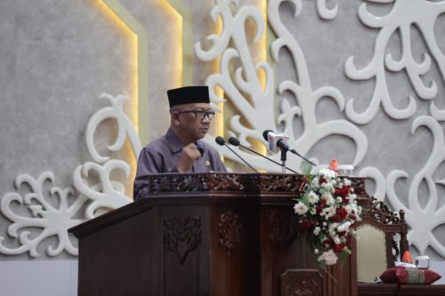 Plt Sekda Prov. Kalteng HM. Katma F. Dirun saat menyampaikan penjelasan/jawaban Gubernur Kalteng atas pemandangan umum Fraksi-fraksi DPRD Prov. Kalteng.(Photo/iksan)