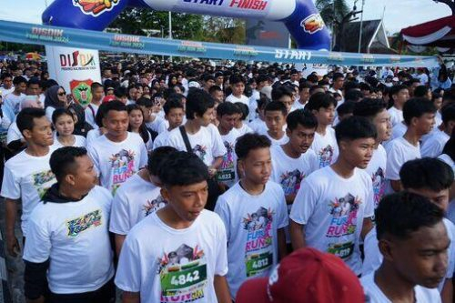 Siswa SMA dan SMAK di Palangka Raya beserta para peserta lainnya saat mengikuti Disdik Fun Run 5K Kalteng Berkah di Bundaran Besar.(Photo/tiara)