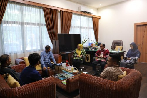 Kadis TPHP Prov.Kalteng Hj. Sunarti saat berdiskusi dengan DjPb.(Photo/tpht)