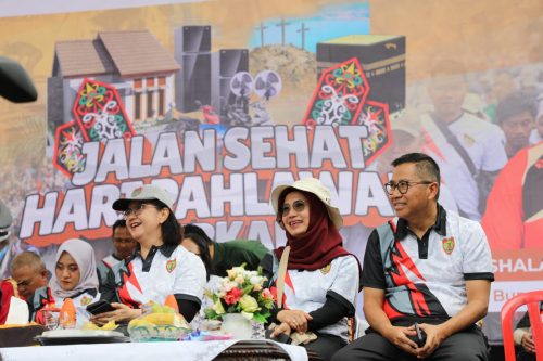 Kadis TPHP Prov. Kalteng saat menghadiri Jalan Sehat.(Photo/doktpht)