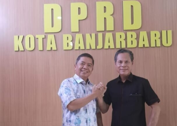 Ketua Komisi IV DPRD Kabupaten Kapuas, Syarkawi H Sibu, bersama anggotanya Abdurahman Amur, melakukan foto bersama usai Kunker ke DPRD Kota Banjarbaru, Kamis (11/7/2024).ist