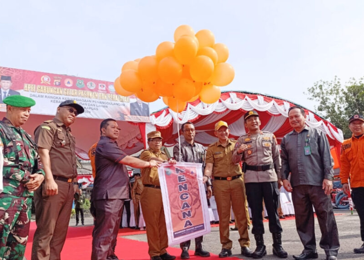 Pj Bupati Kapuas, Erlin Hardi, Forkopimda dan stakehoder terkait saat peluncuran Program Kencana antisipasi Karhutla, ditandai dengan pelepasan balon ke udara, Selasa (6/8/2024).ist