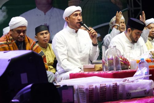 Habib Ali Zainal Abidin bin Segaf Assegaf saat melantunkan Kalteng Bersholawat.(Photo/doni)