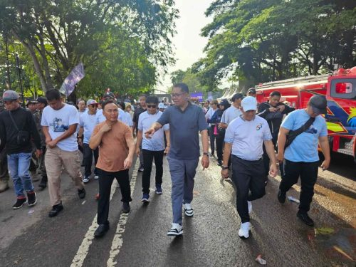 Gubernur Kalteng H. Sugianto Sabran bersama PJ. Bupati Kapuas yang juga Kepala Dislutkan Prov. Kalteng H. Darliansjah saat mengikuti Fun Walk Kalteng Berkah.(Photo/ck)