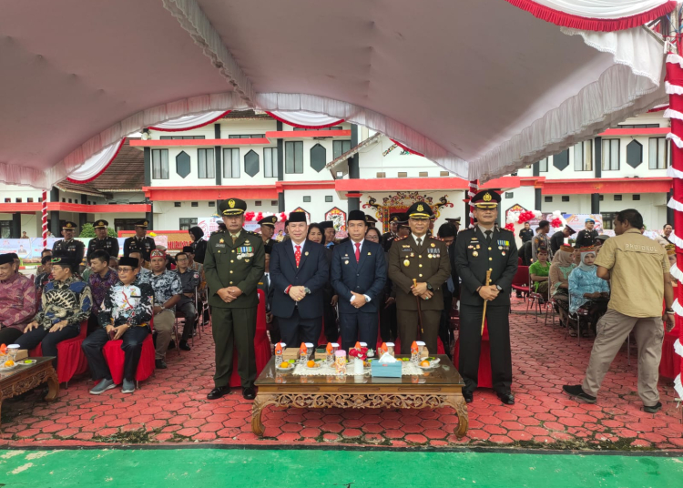 Pj Bupati Murung Raya (Mura) Hermon (nomor 3 dari ujung kiri) saat menghadiri  HUT Bhayangkara ke 78 berlangsung di halaman kantor Bupati Murung Rata, Senin (1/7/2024).