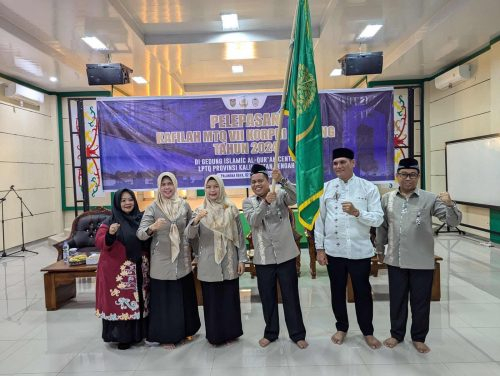 Penyerahan bendera kafilah kepada Ketua Kafilah MTQ KORPRI Provinsi Kalimantan Tengah Agustan Saining.(Photo/bkd)