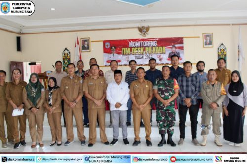 Asisten I Setda Murung Raya Rahmat K. Tambunan photo bersama dengan Tim Desk Pilkada.(Photo/ist)