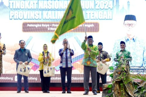 Plt. Sekda Prov. Kalteng HM. Katma F. Dirun mengibarkan bendera tanda dimulainya Malam Ta’aruf dan Haflah Tilawah Al-Quran MTQ VII KORPRI Tingkat Nasional Tahun 2024.(Photo/fery)