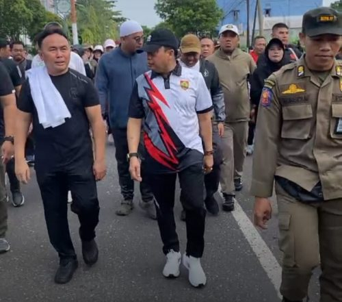 Gubernur Kalteng H. Sugianto Sabran saat mengikuti Jalan Sehat di Sampit dalam rangka memeriahkan Hari Pahlawan.(Photo/rizaldi)