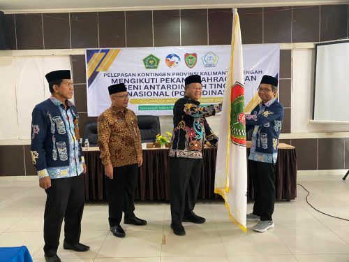 Plh Asisten Pemkesra Setda Prov Kalteng Maskur saat melepas keberangkatan Kontingen Porsadinas.(Photo/dede)