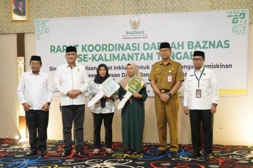 BAZNAS Prov. Kalteng saat menyerahkan kepada masyarakat berupa 2 unit Rumah Layak Huni.(Photo/abdan)