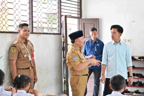 Wakil Presiden Republik Indonesia, Gibran Rakabuming didampingi oleh Gubernur Kalimantan Tengah H. Sugianto Sabran dan Penjabat Wali Kota Palangka Raya Hera Nugrahayu serta Plt. Kepala Dinas Pendidikan Kalimantan Tengah, Muhammad Reza Prabowo saat mengunjungi SDN I Langkai Palangka Raya.(Photo/rzn)