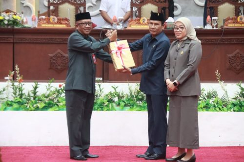 Penyerahan naskah nota keuangan dan rancangan peraturan daerah.(Photo/asep)