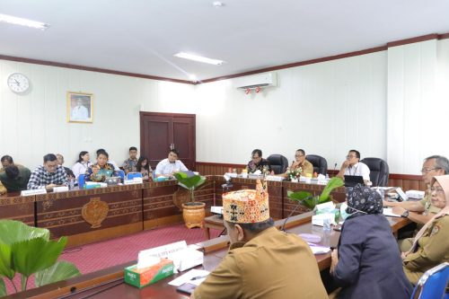 Staf Ahli Gubernur Kalteng Bidang Ekonomi, Keuangan dan Pembangunan Yuas Elko saat menyampaikan sambutan pada Rapat Koordinasi Tim Pengendalian Inflasi Daerah.(Photo/fery)