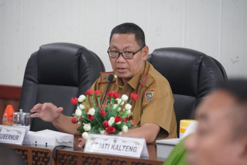 Sahli Gubernur Bidang Ekonomi, Keuangan, dan Pembangunan Yuas Elko saat menghadiri secara virtual Rapat Koordinasi Pengendalian Inflasi Daerah Tahun 2024.(Photo/arif)