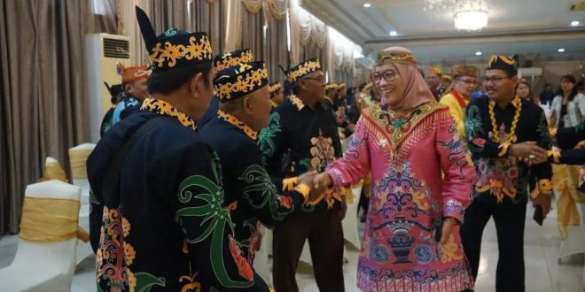 Pj Wali Kota Palangka Raya, Hera Nugrahayu, saat menyalami damang di Palangka Raya