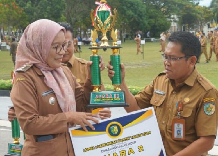 Pj Wali Kota Palangka Raya, Hera Nugrahayu, secara simbolis menyerahkan penghargaan kepada perangkat daerah yang berhasil meraih juara Lomba Lingkungan Cantik 2024. Penyerahan penghargaan ini dilakukan usai pelaksanaan apel gabungan ASN di Halaman Kantor Wali Kota Palangka Raya, Senin (9/12/2024). Foto : Ist