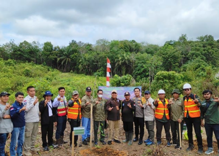 Foto bersama usai penanaman pohon serentak di Kabupaten Murung Raya, Provinsi Kalimantan Tengah dan Kabupaten Kutai Barat, Provinsi Kalimantan Timur, Sabtu (7/12). (Ist)