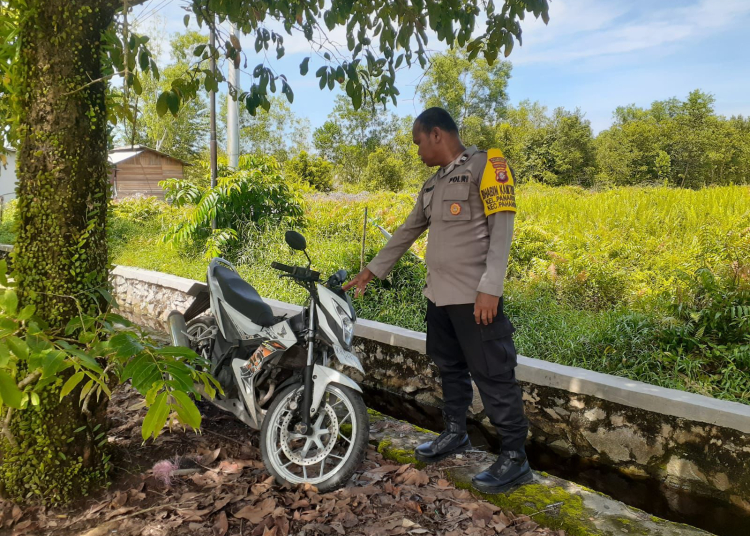 KETERANGAN FOTO : Motor merk Honda Sonic berwarna putih yang ditemukan warga di kawasan Jalan Adonis Samad, Minggu (15/12/2024) siang.