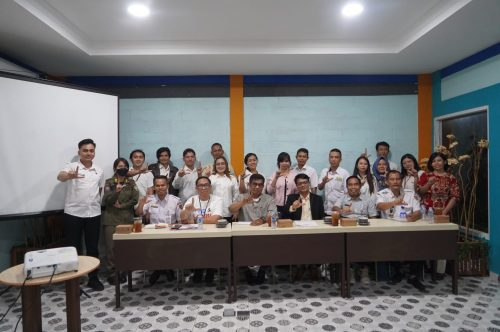 Kepala Dinas Kominfosantik Prov Kalteng Agus Siswadi photo bersama dengan peserta FGD.(Photo/rizal)