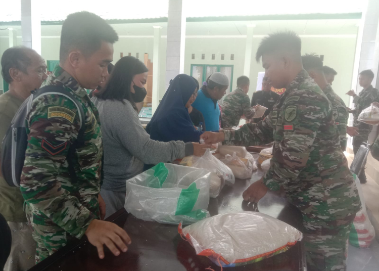 Ratusan warga Kasongan dan sekitarnya saat membeli paket sembako di Bazar UMKM aula Prajurit Kodim 1019/Katingan, Minggu (15/12) kemaren. (IST)