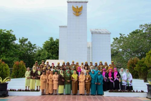 Wakil Ketua TP-PKK Prov. Kalteng Hj. Nunu Andriani Edy Pratowo melakukan photo bersama di depan monumen Makam Pahlawan Sanaman Lampang.(Photo/haris)