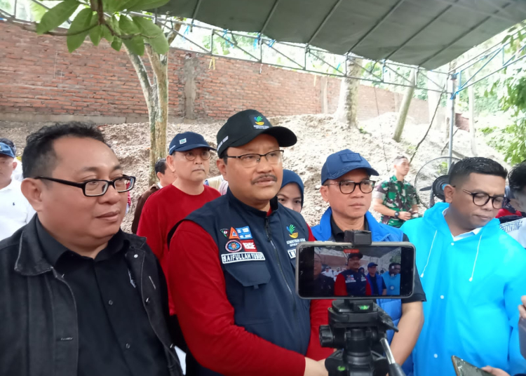 Menteri Sosial RI Drs. H. Saifullah Yusuf bersama Menteri Desa, Pembangunan Daerah Tertinggal, dan Transmigrasi Yandri Susanto, serta Ketua Umum Serikat Media Siber Indonesia (SMSI) Firdaus, saat peringatan Hari Kesetiakawanan Sosial Nasional (HKSN) 2024 di Taman Firdaus, Desa Talaga, Kecamatan Mancak, Kabupaten Serang, Banten, pada Senin (16/12/2024). (IST)